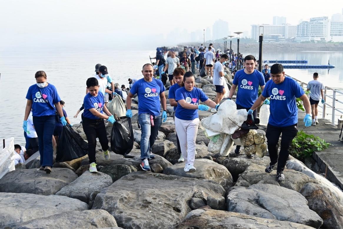 A group of people in blue t-shirts

AI-generated content may be incorrect.