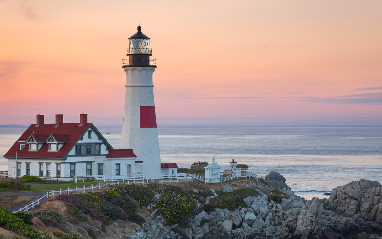 ﻿Is the Cape Meares Lighthouse Open in August 20024