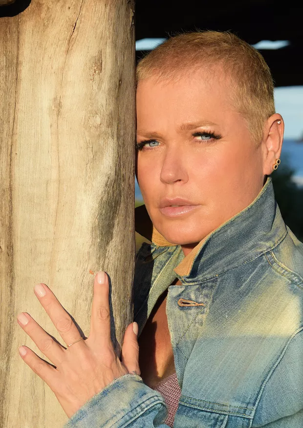 A imagem integra o ensaio fotográfico utilizado na capa do disco "Raridades X" e exibe o busto de Xuxa posando para a câmera. Ao lado esquerdo, há um tronco de árvore que ela apoia com as mãos, destacando todos os dedos e um singelo anel no dedo médio. Vestindo uma jaqueta jeans, ela encara o observador, com os cílios postiços evidenciados pela luminosidade do sol, enquanto os olhos azuis estão ligeiramente fechados. Na orelha direita, a cantora usa pequenos brincos circulares incrustados com pedras nas cores amarelo, preto e branco.
