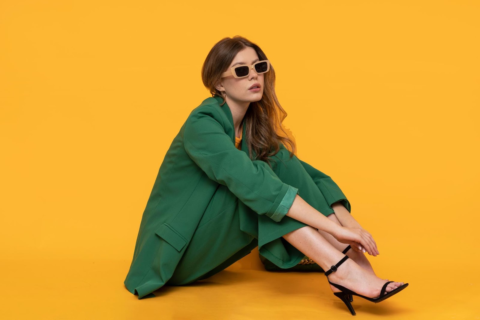 5. Combinații de culori cu verde - costum verde, sandale, ochelari galbeni