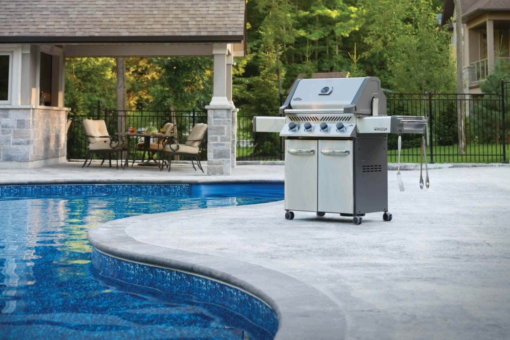 Napoleon Grill PRESTIGE® 500 next to a pool in a backyard