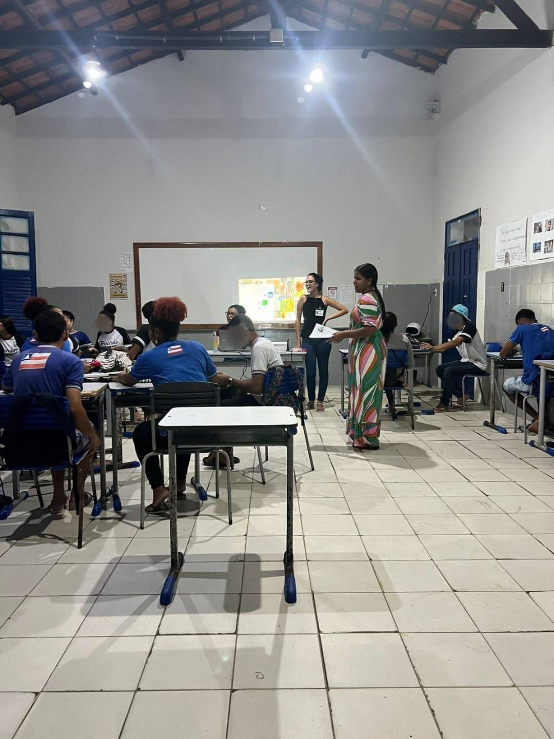 Professora supervisora e residentes do PRP no Colégio Estadual Santa Bernadete EJA noturno