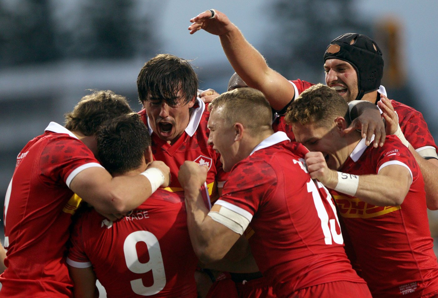 Canadian rugby team celebrating victory
