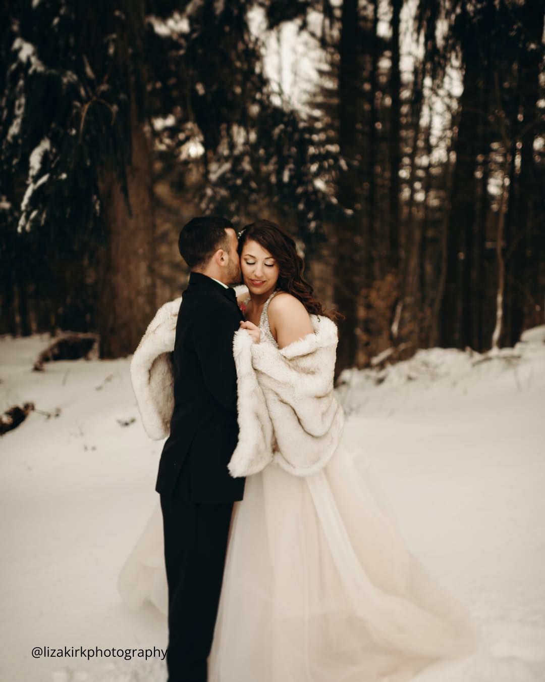 winter wedding photo ideas couple in the forest in the snow