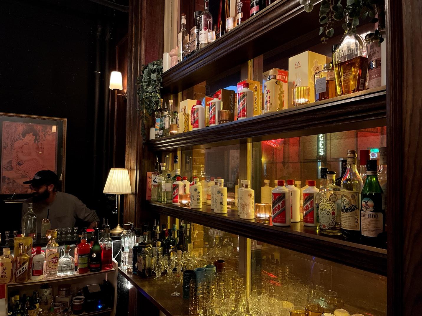 A person sitting at a bar

AI-generated content may be incorrect.