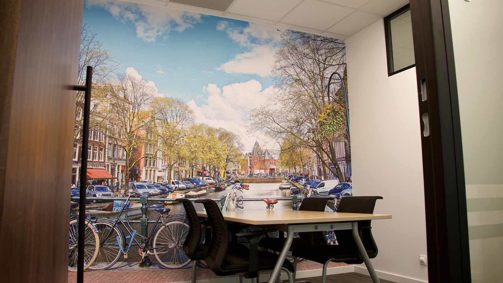 Kantoor met foto van Amsterdam op de muur