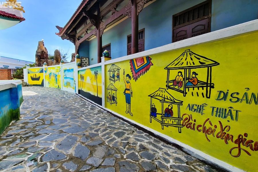 The fishing village also impresses with colorful murals on the walls. 