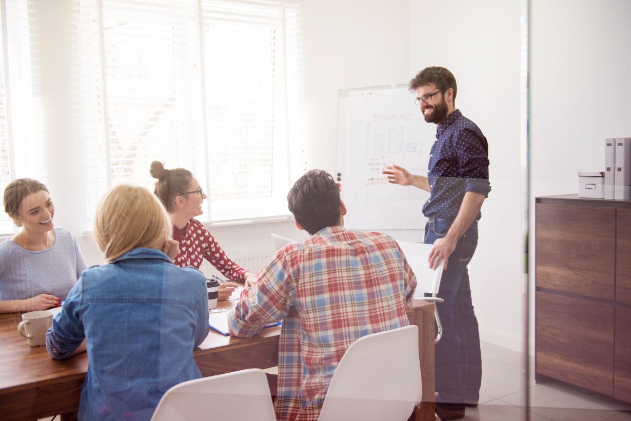https://www.freepik.com/free-photo/executive-presenting-strategy-work_12751538.htm#fromView=search&page=2&position=17&uuid=aa98130a-a788-45c6-8176-475ad1741fbd&query=orang+sedang+melakukan+pelatihan+