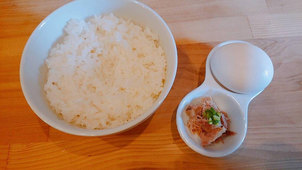 ごはんと卵の付け合わせの画像