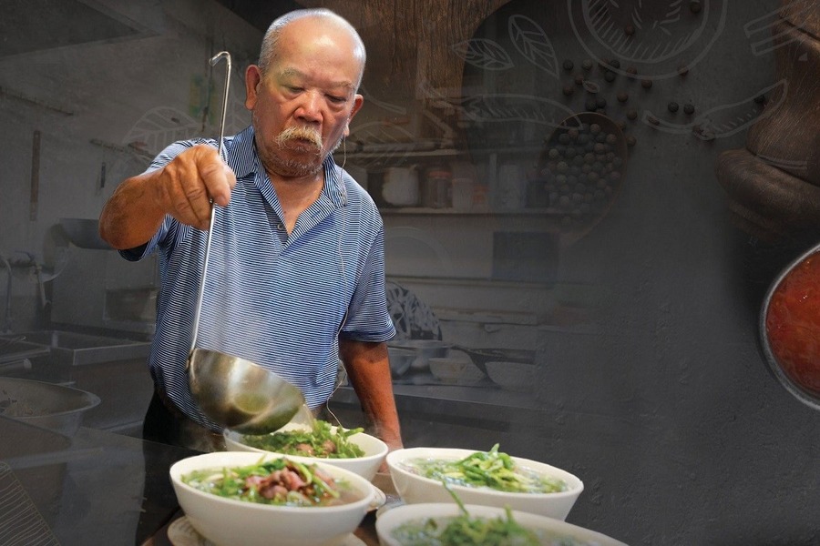 Mr. Thin cooks Pho to serve customers in Hanoi. Source: PetroTimes 