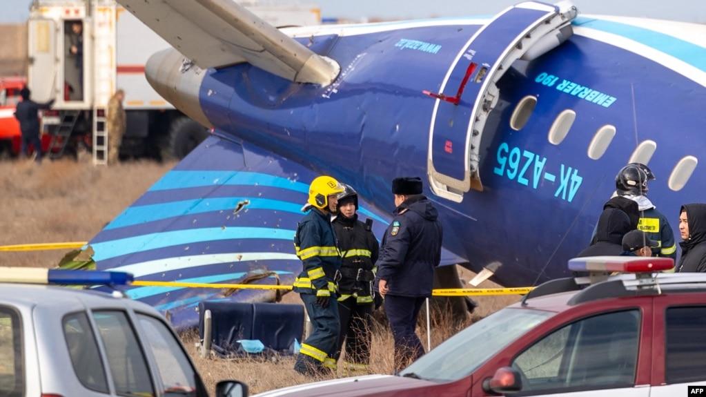 阿塞拜疆航空公司一架客机在哈萨克斯坦阿克套市附近坠毁后现场展开救援和检验工作。(2024年12月25日)