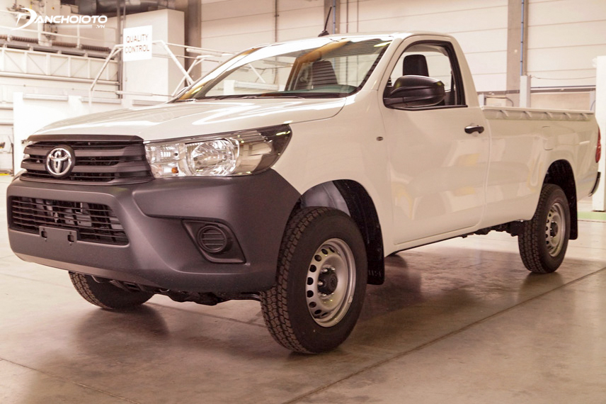Hilux có phần đầu xe được thiết kế cứng cáp và mạnh mẽ