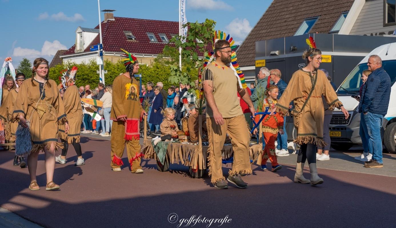 Kan een afbeelding zijn van 11 mensen, menigte en tekst