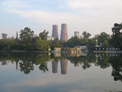 Un lago y ciudad

Descripción generada automáticamente