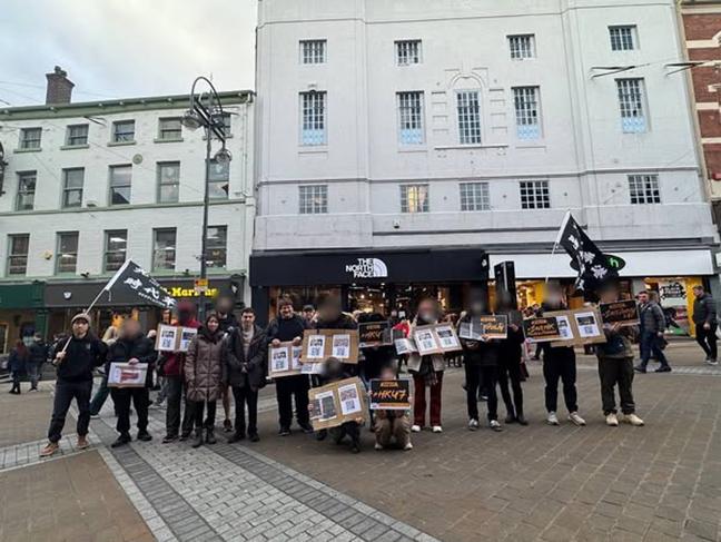 英国港人举行集会，抗议香港“四十七人案”判刑，图为其中周六（11月30日）在列斯举行的默站抗议。（列斯手足连线提供）