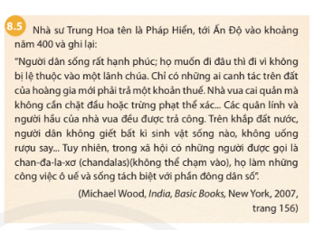 BÀI 8. VƯƠNG TRIỀU GÚP- TA1. Điều kiện tự nhiênCâu 1: Nêu những nét chính về điều kiện tự nhiên Ấn Độ.Đáp án chuẩn:- Phía Bắc giáp với dãy Himalaya, ngăn cách với các vùng đất bên ngoài.- Ba mặt còn lại giáp biển, tạo điều kiện thuận lợi cho giao thương và buôn bán.- Phía Nam là vùng cao nguyên Deccan, nơi chủ yếu dân số sống bằng nghề chăn nuôi gia súc.2. Tình hình chính trị, kinh tế, xã hội của Ấn Độ thời Gúp-taCâu 1: - Trình bày những nét chính về tình hình chính trị, kinh tế, xã hội thời kì Gúp-ta.- Xã hội Ấn Độ thời Gúp-ta thể hiện như thế nào qua miêu tả của nhà sư Pháp Hiển trong tư liệu 8.5?Đáp án chuẩn:Thời kỳ Gúp-ta của Ấn Độ có những nét chính như sau:- Về chính trị:+ Năm 232 TCN, sau cái chết của Hoàng đế A-sô-ca, Ấn Độ chia rẽ.+ Năm 320, Ấn Độ được thống nhất lại dưới triều đại Gúp-ta.- Về kinh tế:+ Đa số dân số là nông dân, nghề nghiệp chủ yếu là nông nghiệp.+ Thương mại phát triển mạnh ở các thành thị, tiền xu vàng, bạc được sử dụng rộng rãi.+ Nghề luyện kim, đặc biệt là luyện sắt và chế tác đồ trang sức, đạt đến đỉnh cao.- Về xã hội:+ Hệ thống đẳng cấp tiếp tục tồn tại, phản ánh rõ ràng vị trí xã hội và nghề nghiệp của từng cá nhân.3. Một số thành tựu văn hóa tiêu biểuCâu 1: - Kể tên và nêu nhận xét về những thành tựu tiêu biểu của văn hoá Ấn Độ thời Gúp-ta.- Việc Trường Đại học Phật giáo Na-lan-đa dạy tri thức về Hin-đu giáo thể hiện điều gì?Đáp án chuẩn:Thời kỳ Gúp-ta của Ấn Độ có những thành tựu văn hóa tiêu biểu như sau:- Về tôn giáo: Ấn Độ có hai tôn giáo chính là Hin-đu giáo và Phật giáo. Trường Đại học Phật giáo Na-lan-đa trở thành trung tâm giáo dục cao nhất trong thời kỳ Gúp-ta.- Về văn học: Văn thơ chữ Phạn đạt được nhiều thành tựu, với tác phẩm nổi bật như Sơ-cun-tơ-la của nhà văn Ca-li-đa-sa.- Về thiên văn học: Người Ấn Độ đã quan sát và ghi nhận hiện tượng nguyệt thực và đưa ra giả thuyết về hình dạng của Trái Đất và Mặt Trăng.- Về y học: Các thầy thuốc đã có kiến thức về phẫu thuật, khử trùng và phát triển vắc-xin.Trường Đại học Phật giáo Na-lan-đa giáo dục về Hin-đu giáo và Phật giáo, cho thấy tính mở và không kì thị tôn giáo dưới triều đại Gúp-ta.LUYỆN TẬP- VẬN DỤNG