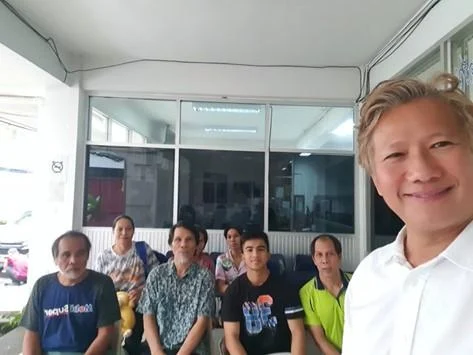 A group of people sitting in a room

AI-generated content may be incorrect.