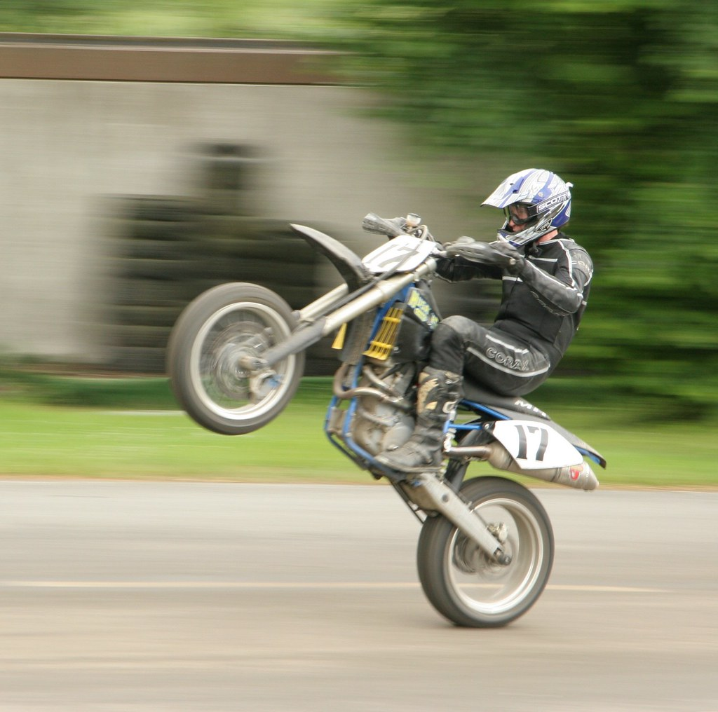 Supermoto Dapat Melakukan Wheelie Dengan Mudah