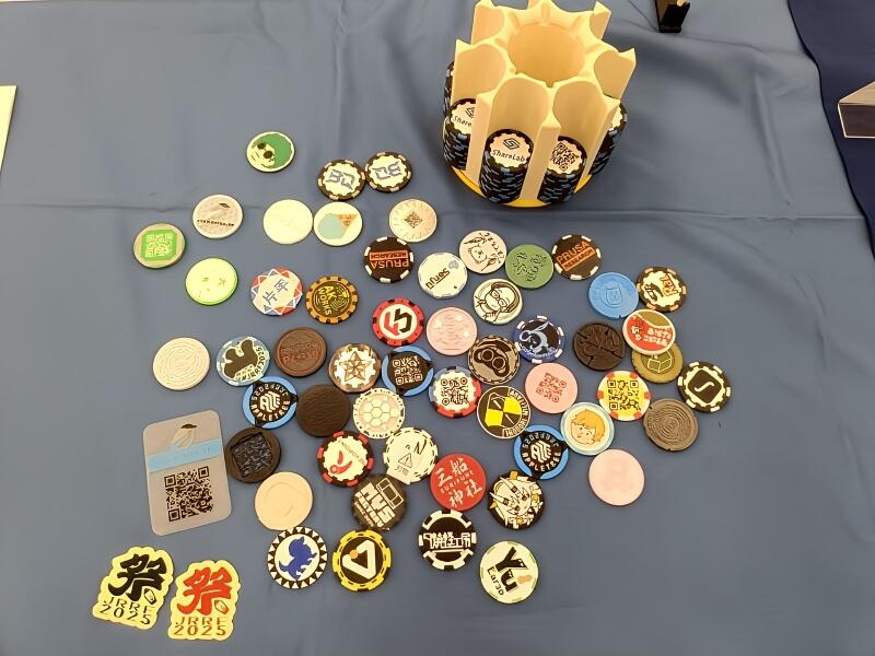テーブル, 屋内, いくつか, 座る が含まれている画像

自動的に生成された説明