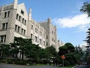 A large building with trees and a road

AI-generated content may be incorrect.