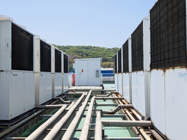 商業施設における空調設備の節電方法は以下の4つ  ・空調設備の設定温度を見直す ・空調設備のこまめなクリーニング ・空調設備の買い替え・更新 ・空調制御システムの導入