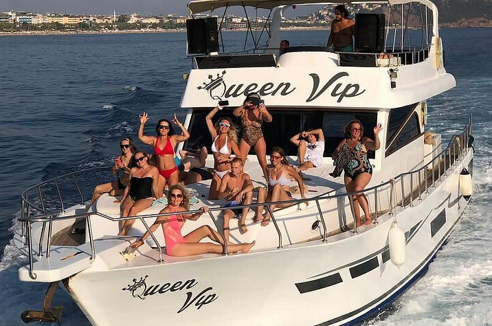 Queen VIP Yacht Tour