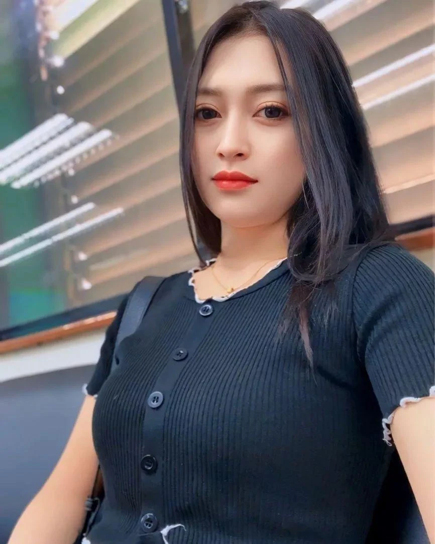 Cewek Indo dengan Senyum Penuh Pesona, senyum pesona, gadis indo, cewek manja