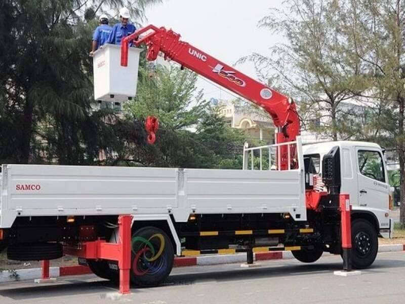 Ứng dụng thường thấy của xe cẩu nâng hạ người là cắt tỉa, phát quang cây cối Ứng dụng thường thấy của xe cẩu nâng hạ người là cắt tỉa, phát quang cây cối
