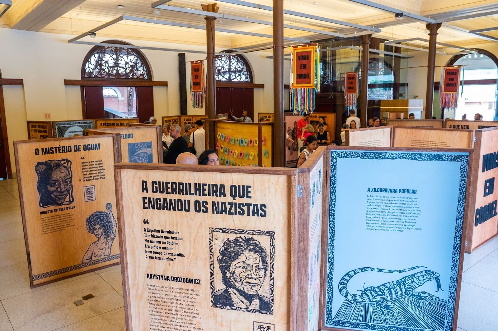Painéis da exposição Vidas em Cordel no Museu da Língua Portuguesa, em São Paulo.
