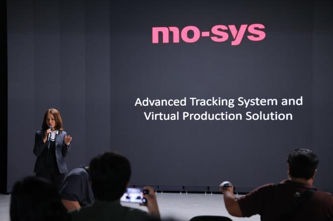 A person giving a presentation

Description automatically generated