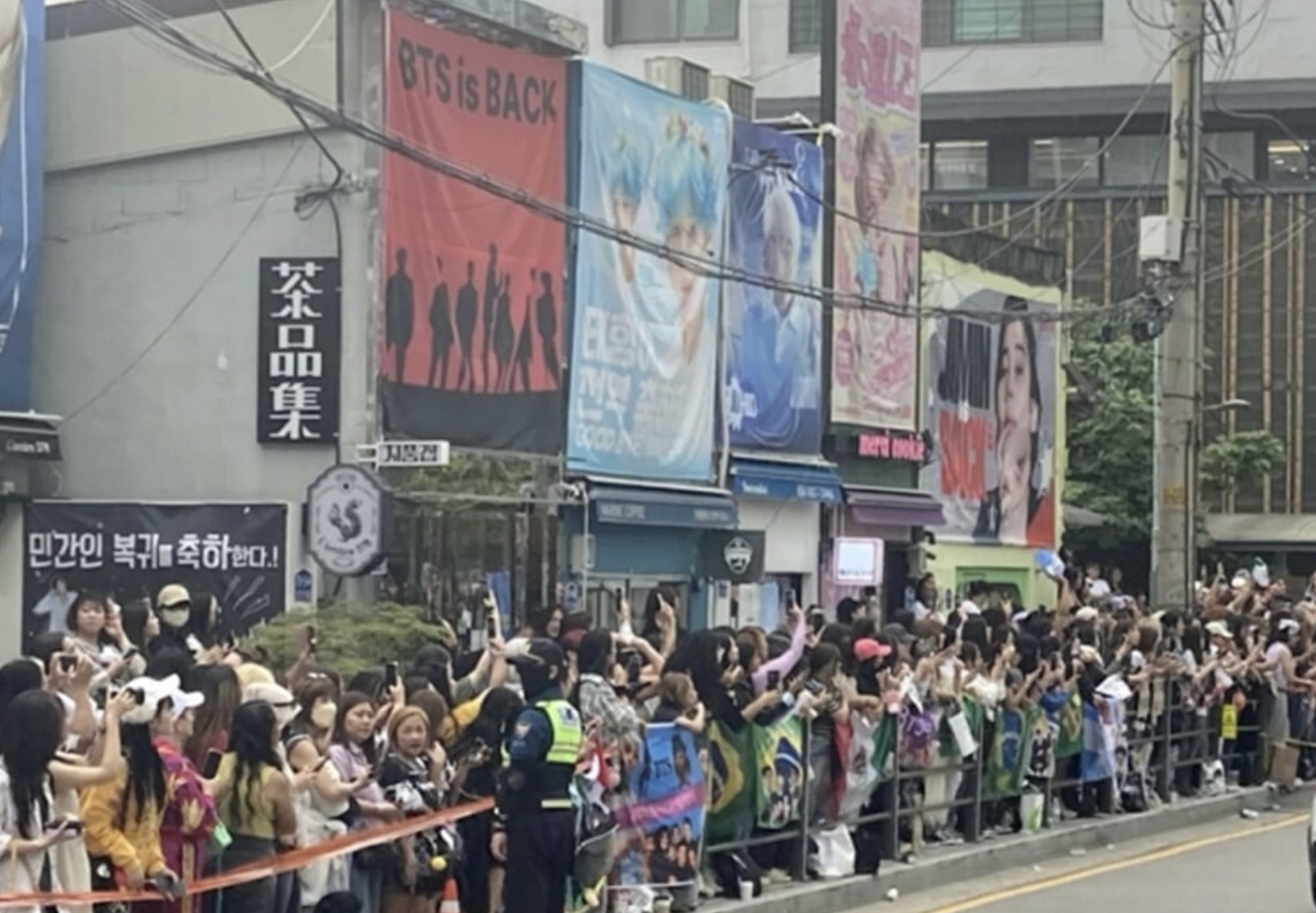 A picture of fans at HYBE  to welcome BTS RM and  V