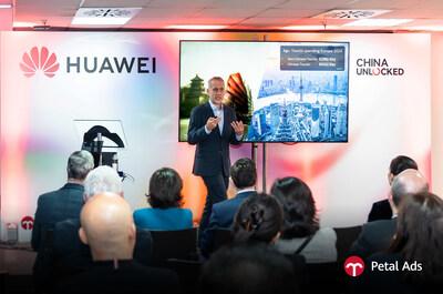 Dr Jaime Gonzalo, VP of Huawei Mobile Services Europe, presents at Fitur 2025 