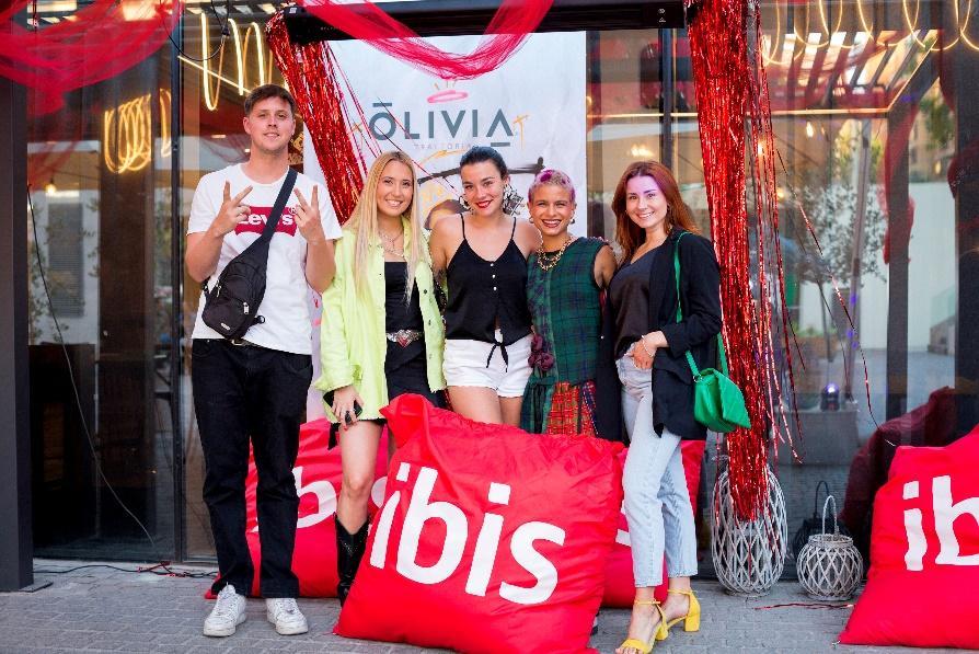 Pessoas posando para foto em frente a loja de roupas

Descrição gerada automaticamente