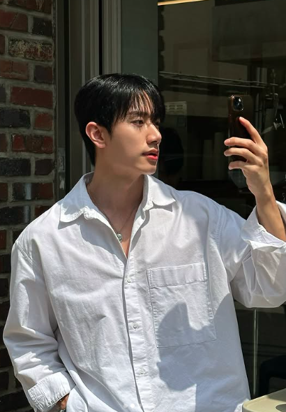This contains an image of "Single's Inferno" Star Kim Hyun Joong