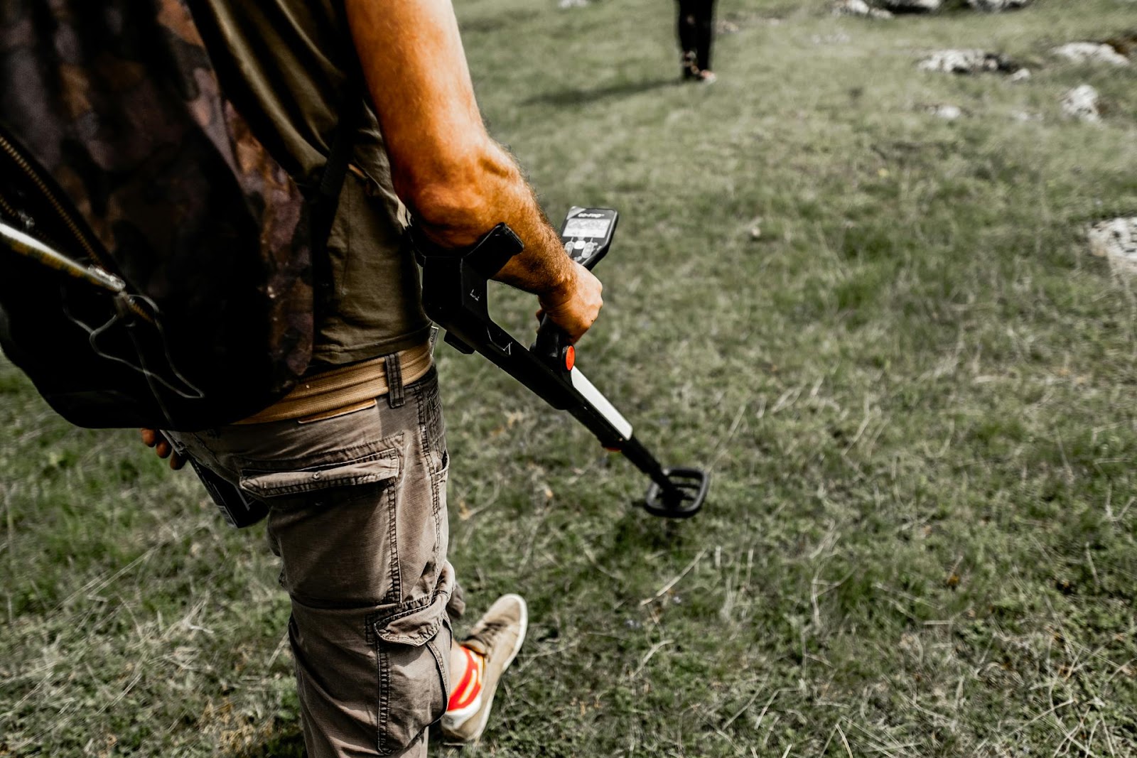 A close-up shot of a man using a metal detector | Source: Pexels