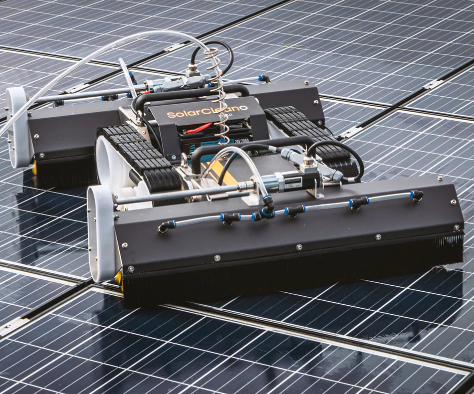 Robotic cleaner foe solar panel