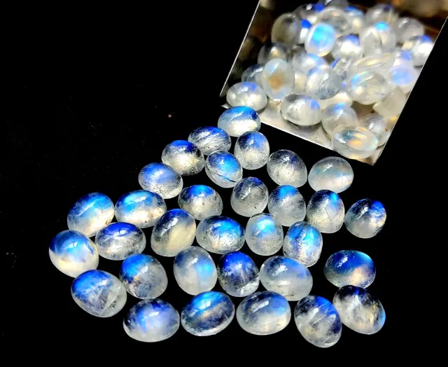 Phân biệt đá Moonstone có thể thông qua ánh sáng