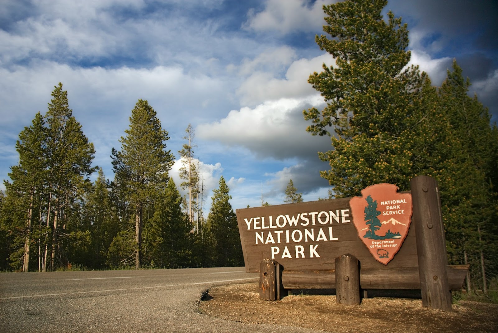 Aventură în Parcul Național Yellowstone: observarea faunei sălbatice și camping romantic