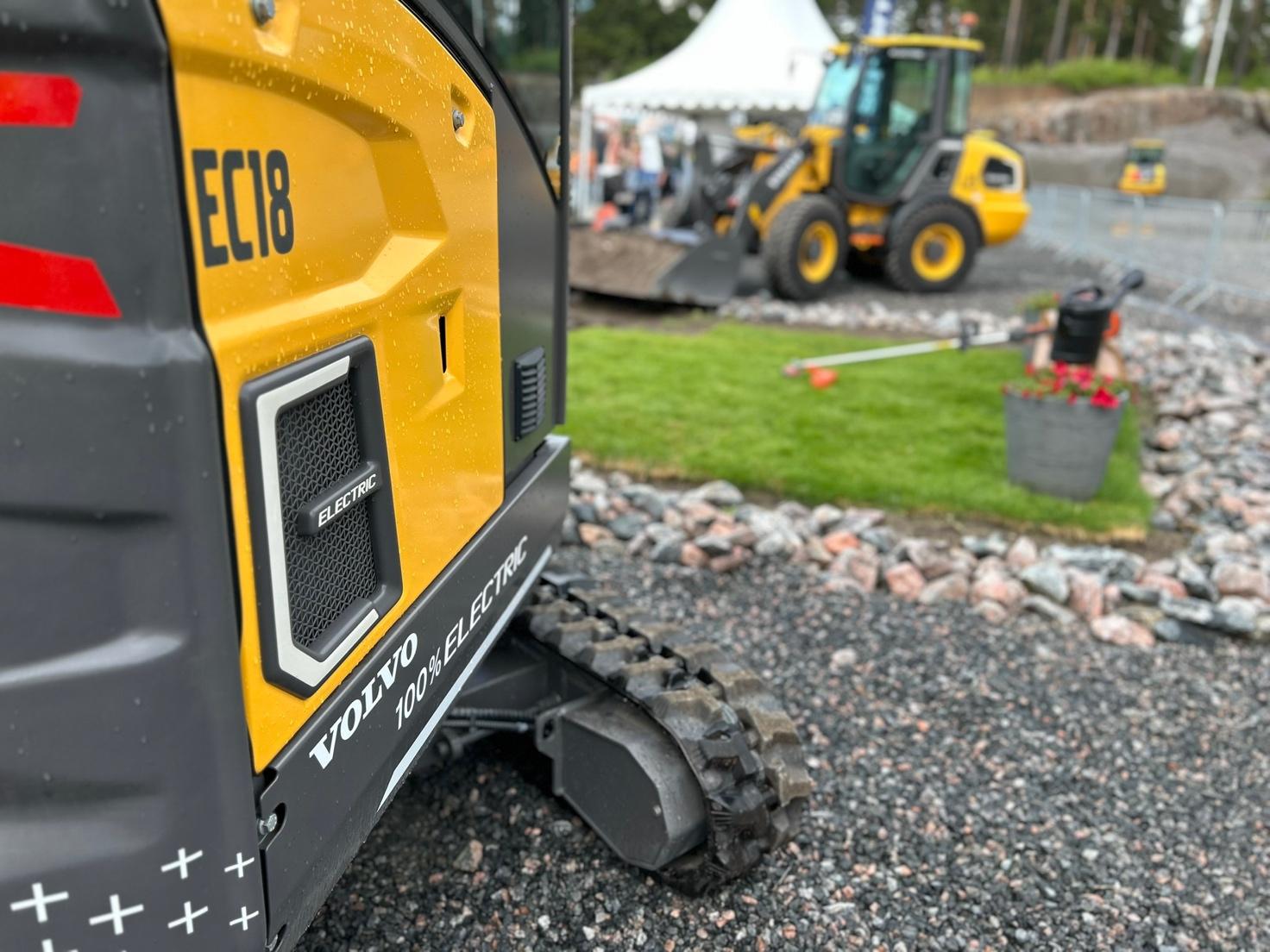 A yellow and black machine on gravel Description automatically generated