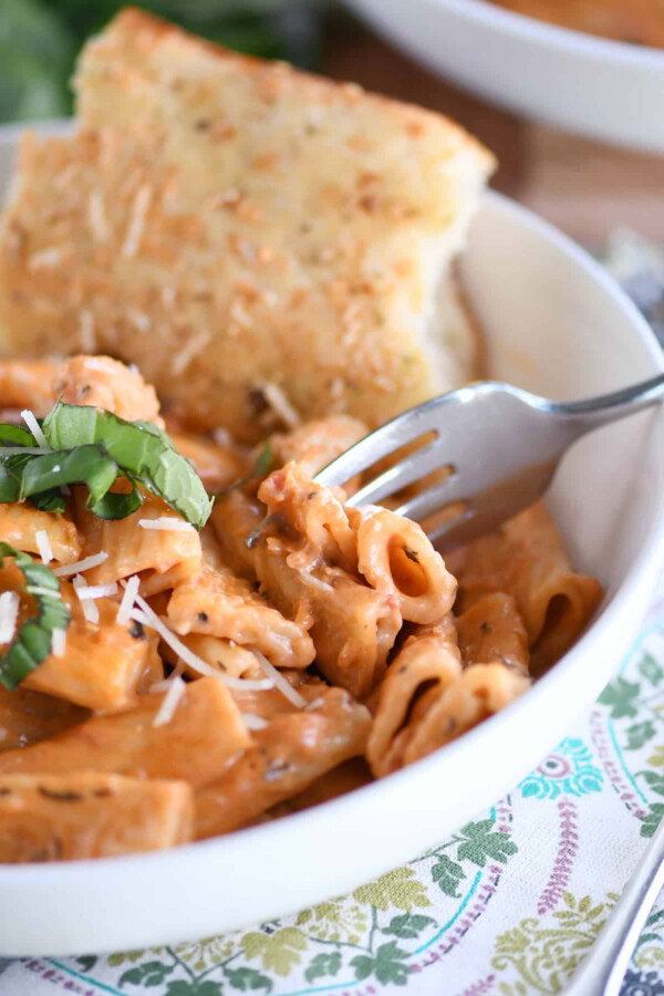 Instant pot ziti with garlic bread