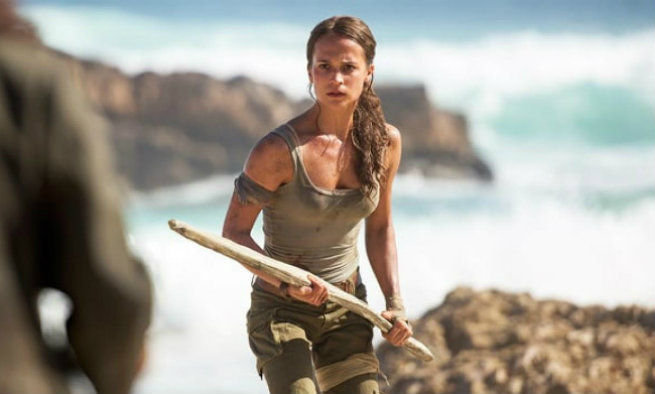 Imagen de Alicia Vikander como Lara Croft en la película 'Tomb Raider', en una escena de acción en la playa.