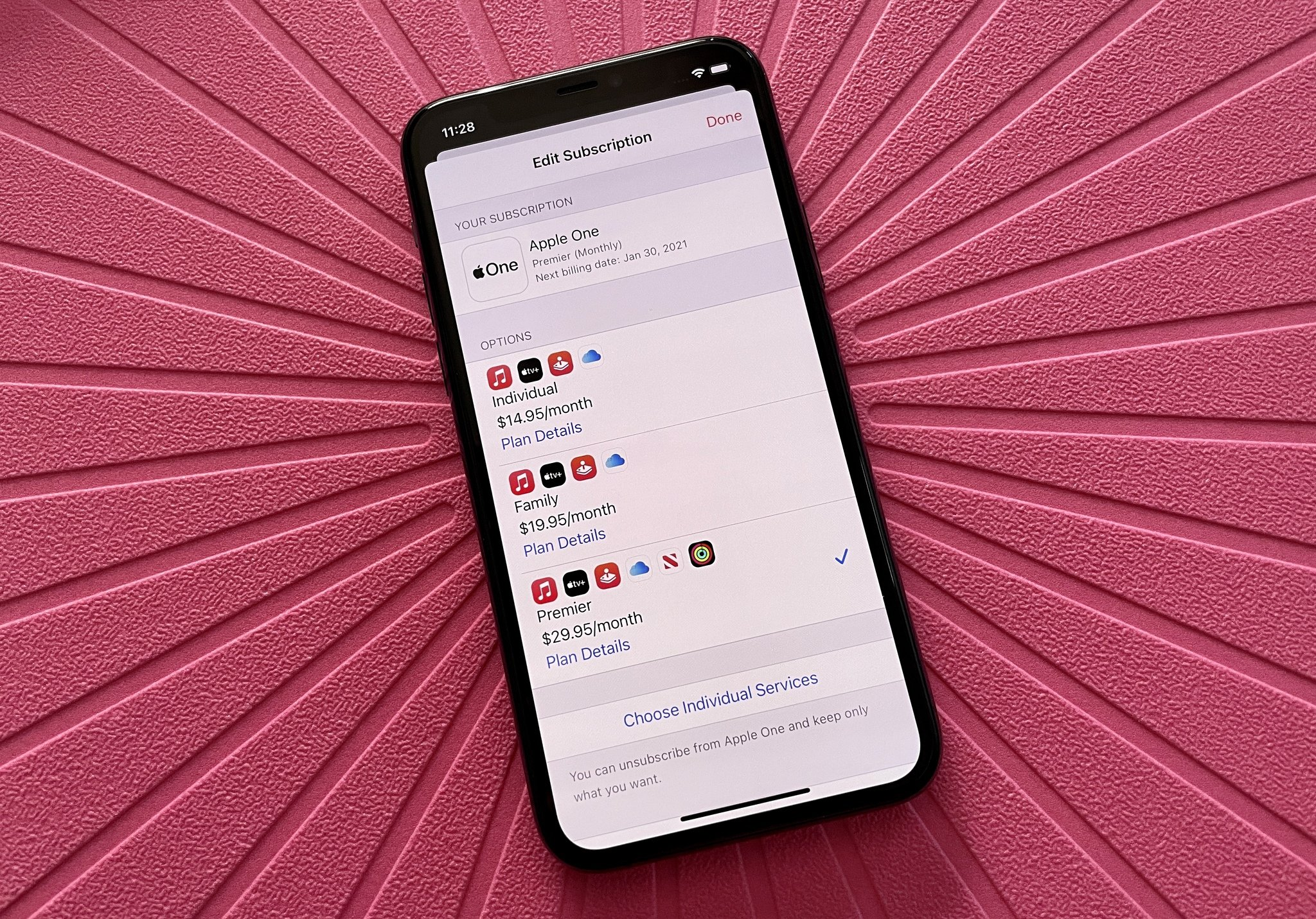 Bandingkan biaya dan manfaat Apple One Premier vs. patungan Netflix + Spotify Family untuk hiburan keluarga. Mana yang lebih hemat dan memberi nilai terbaik?