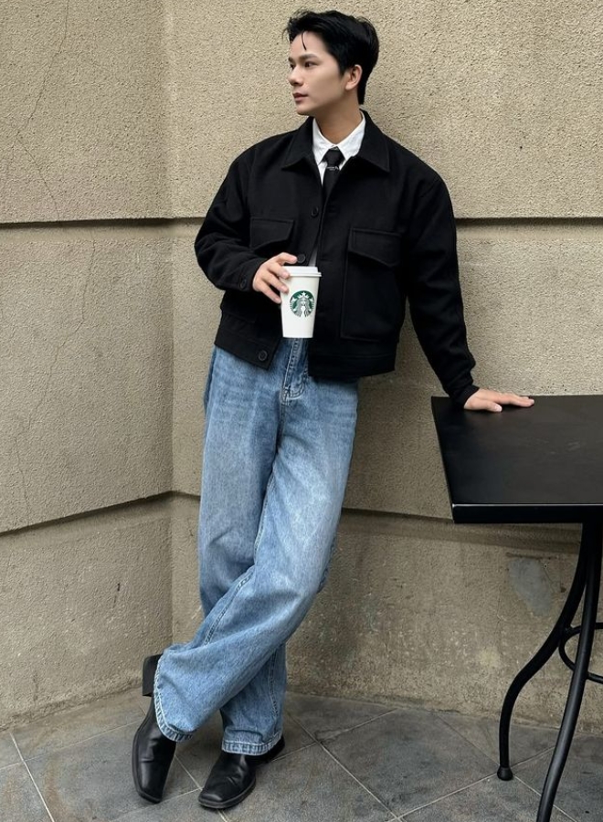 Pria mengenakan kemeja putih, dasi hitam, workwear jacket, dan celana jeans.