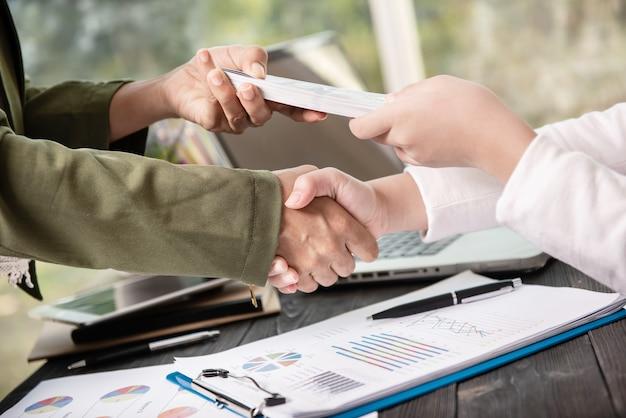 https://img.freepik.com/free-photo/business-people-shaking-hands-finishing-up-meeting_1150-37745.jpg