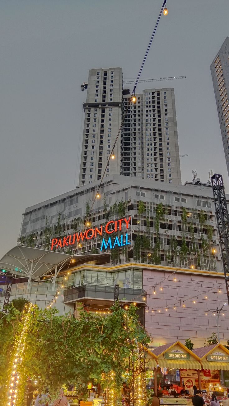 Interior apartemen mewah di Pakuwon Mall Mansion Surabaya dengan akses langsung ke pusat perbelanjaan.