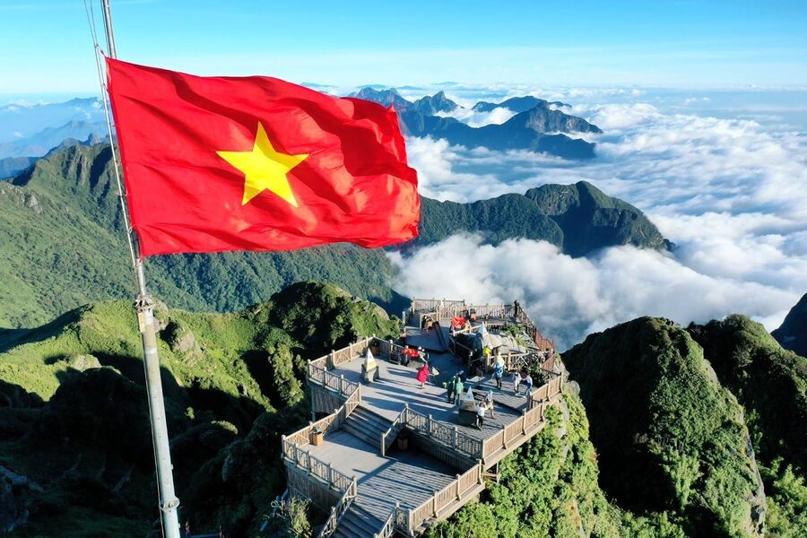 Coming to Fansipan on the occasion of September 2nd, visitors can participate in the flag-raising ceremony at the highest flagpole in the country. Source: Doanh nghiep hoi nhap