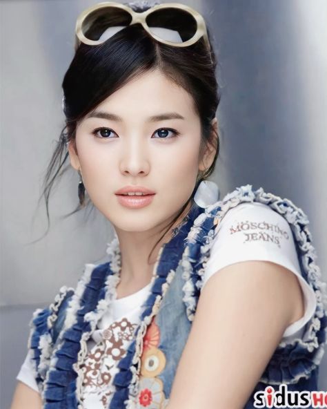 This contains an image of Song Hye Kyo