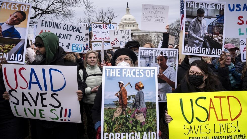 Des manifestants réunis à Washington, devant le Capitole, pour protester contre le démantèlement de l'USAID, le 5 février 2025.