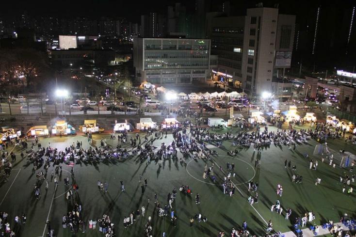 Aerial view of a crowd of people at night

AI-generated content may be incorrect.