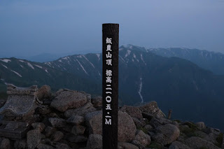 岩山の頂上

自動的に生成された説明